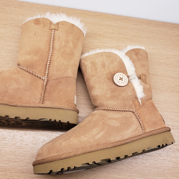 UGG BAILEY BUTTON II SHORT CHESTNUT New in Box - Picture 7 of 8
